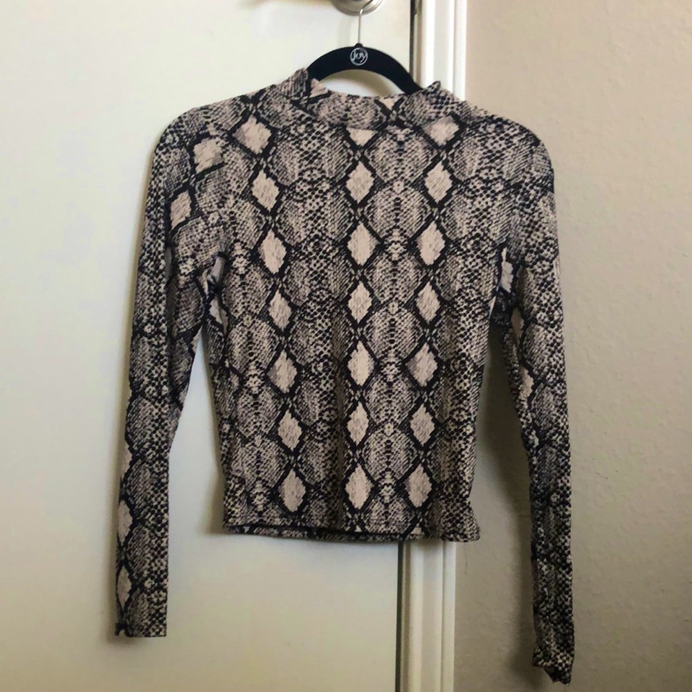 Snake pattern long sleeve crop top